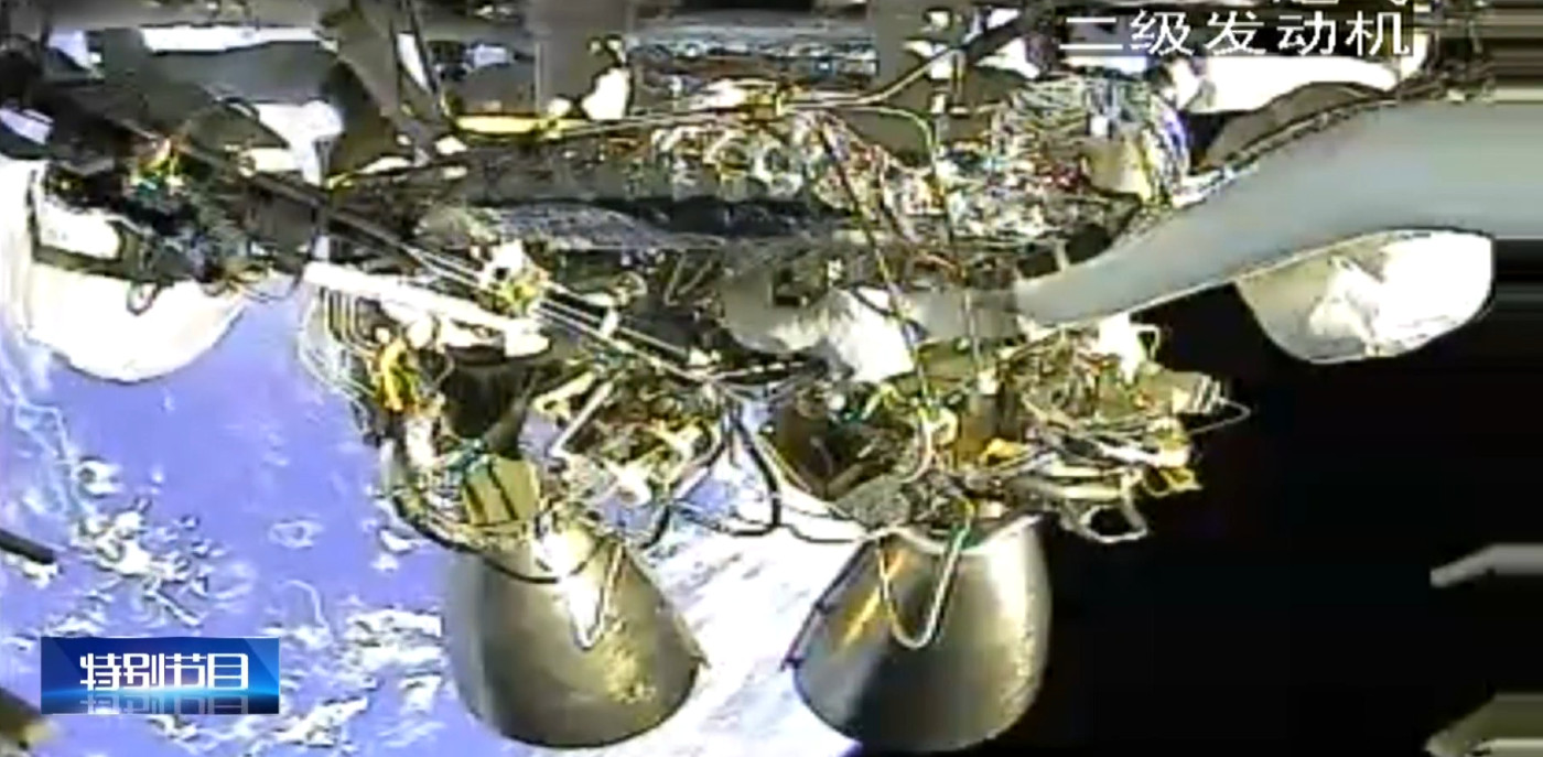 Image diffusée en direct de la sonde Chang'e 5 en train de se propulser vers la Lune, avec en arrière-plan, la Terre.